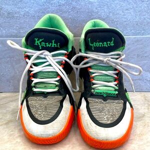 NEW BALANCE KAWHI 2 GOOSEBUMPS
LEONARD BLACK/GREEN/ORANGE/ WHITE SIZE 4.5